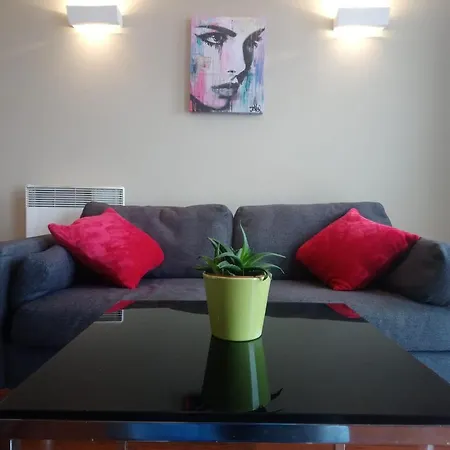 1 Bedroom Flat In Centre-sleeps 4 Apartment