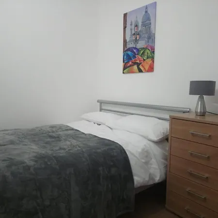 1 Bedroom Flat In Centre-sleeps 4 *