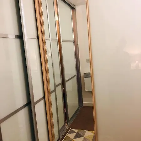 1 Bedroom Flat In Centre-sleeps 4 Apartment *