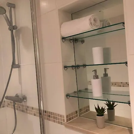 1 Bedroom Flat In Centre-sleeps 4 *